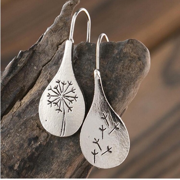 🔥NWT‼️ Boho Silver Dandelion Water Drop Earrings - Picture 1 of 4
